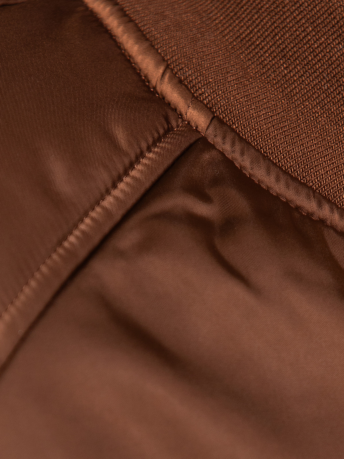 Edited Bomber Nada 6. Couleur de la saison. Ce bomber marron foncé allie élégance et caractère. La teinte riche apporte u...