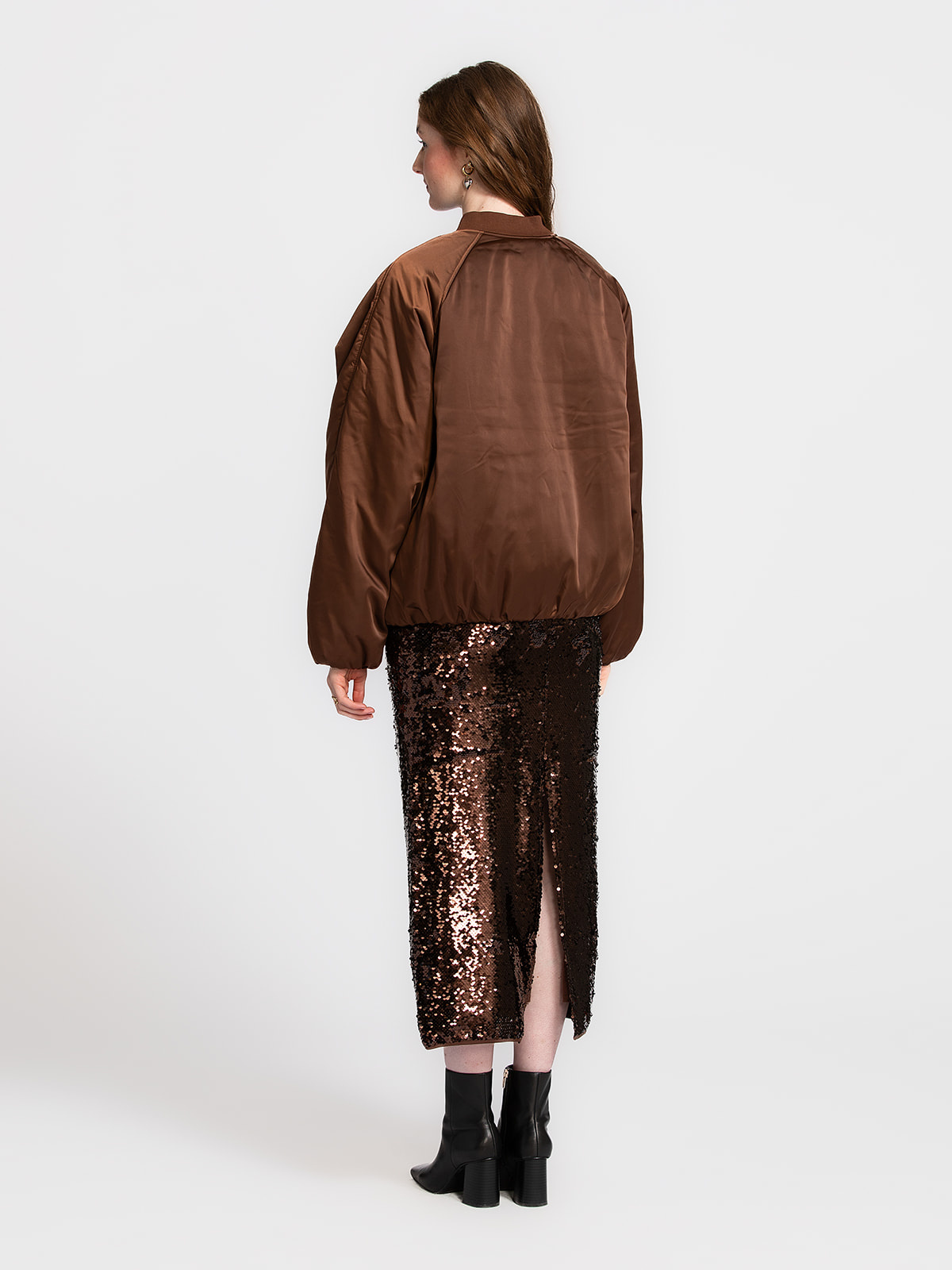 Edited Bomber Nada 5. Couleur de la saison. Ce bomber marron foncé allie élégance et caractère. La teinte riche apporte u...
