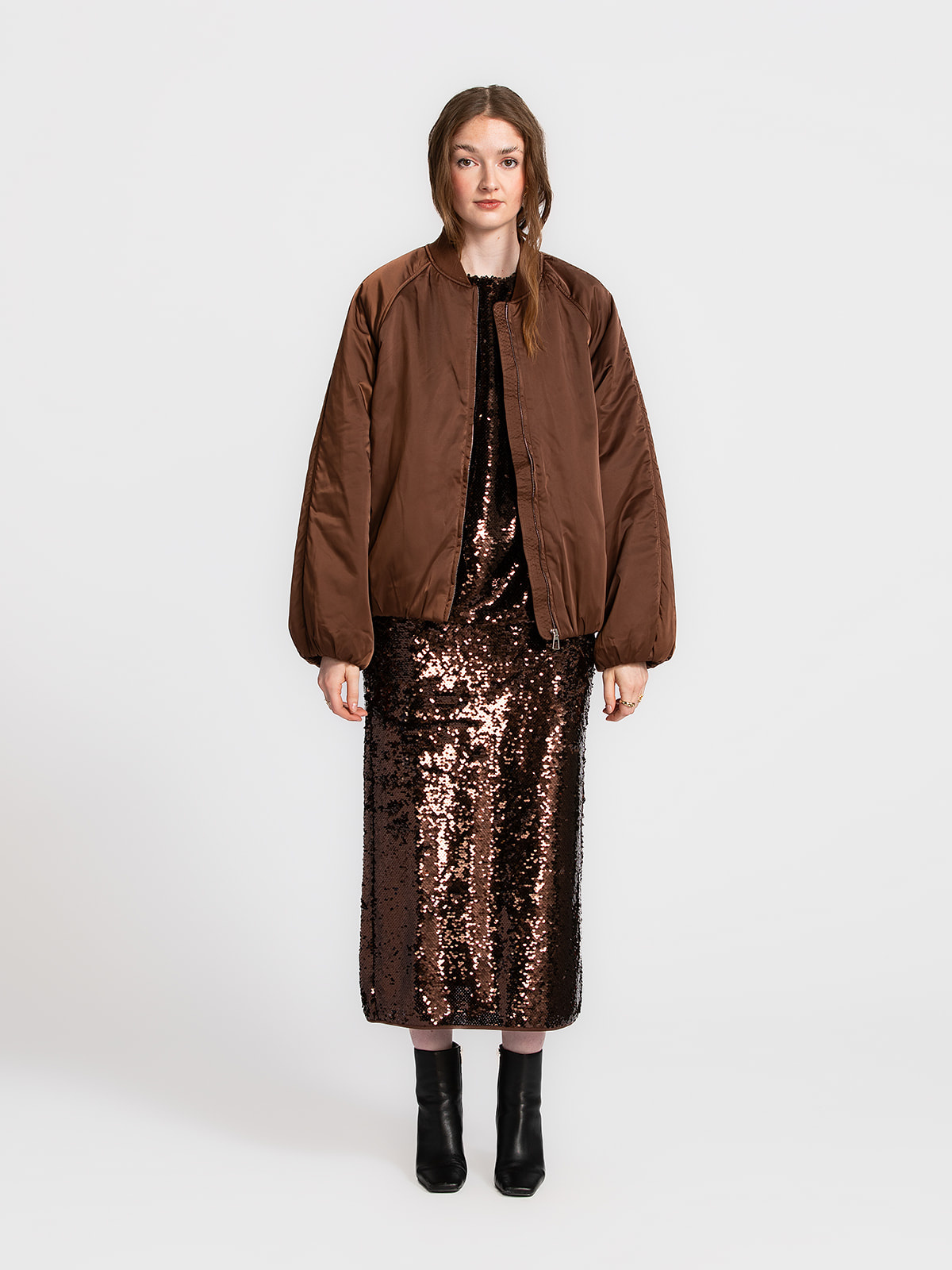 Edited Bomber Nada 3. Couleur de la saison. Ce bomber marron foncé allie élégance et caractère. La teinte riche apporte u...