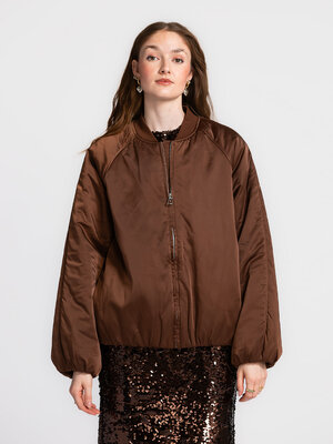 Veste Nada. Couleur de la saison. Ce bomber marron foncé allie élégance et caractère. La teinte riche apporte une touche ...