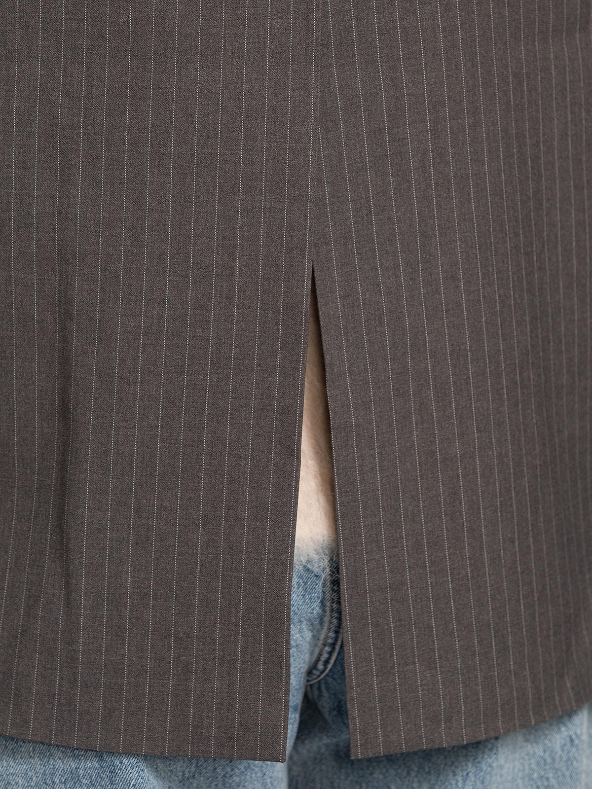 Les Soeurs Blazer Momo à fines rayures 4. Pinstripe power. Ce blazer gris foncé à fines rayures apporte une touche cool à...