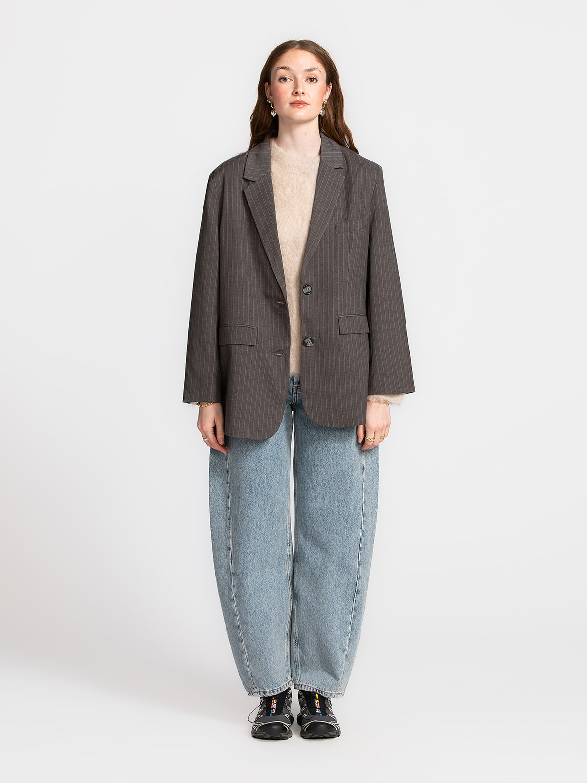 Les Soeurs Blazer Momo à fines rayures 3. Pinstripe power. Ce blazer gris foncé à fines rayures apporte une touche cool à...