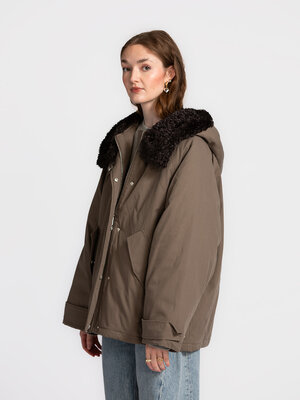 Jas Gina. Bold, warm & ready for winter. Deze parka met opvallende zwarte faux fur capuchon is een winters statement piec...