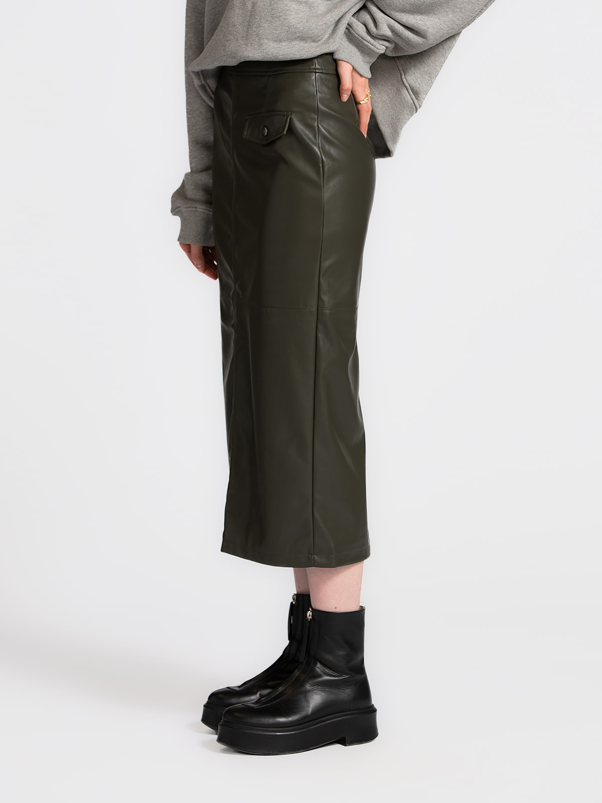 Les Soeurs Jupe Mick en cuir vegan 5. Khaki never looked so good. Cette jupe crayon vegan kaki, dotée d’une fente avant, ...