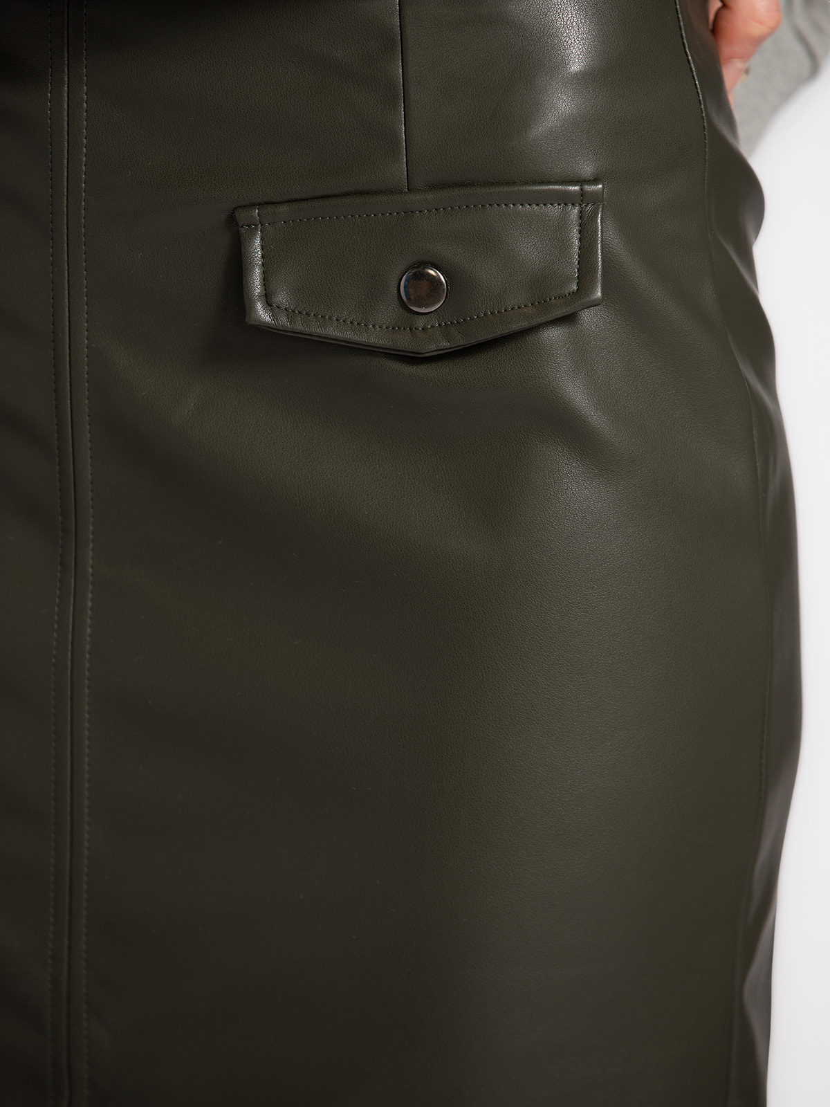 Les Soeurs Jupe Mick en cuir vegan 4. Khaki never looked so good. Cette jupe crayon vegan kaki, dotée d’une fente avant, ...