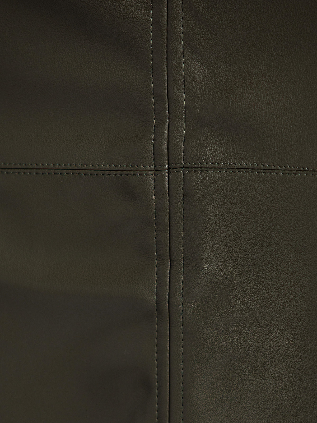 Les Soeurs Jupe Mick en cuir vegan 6. Khaki never looked so good. Cette jupe crayon vegan kaki, dotée d’une fente avant, ...