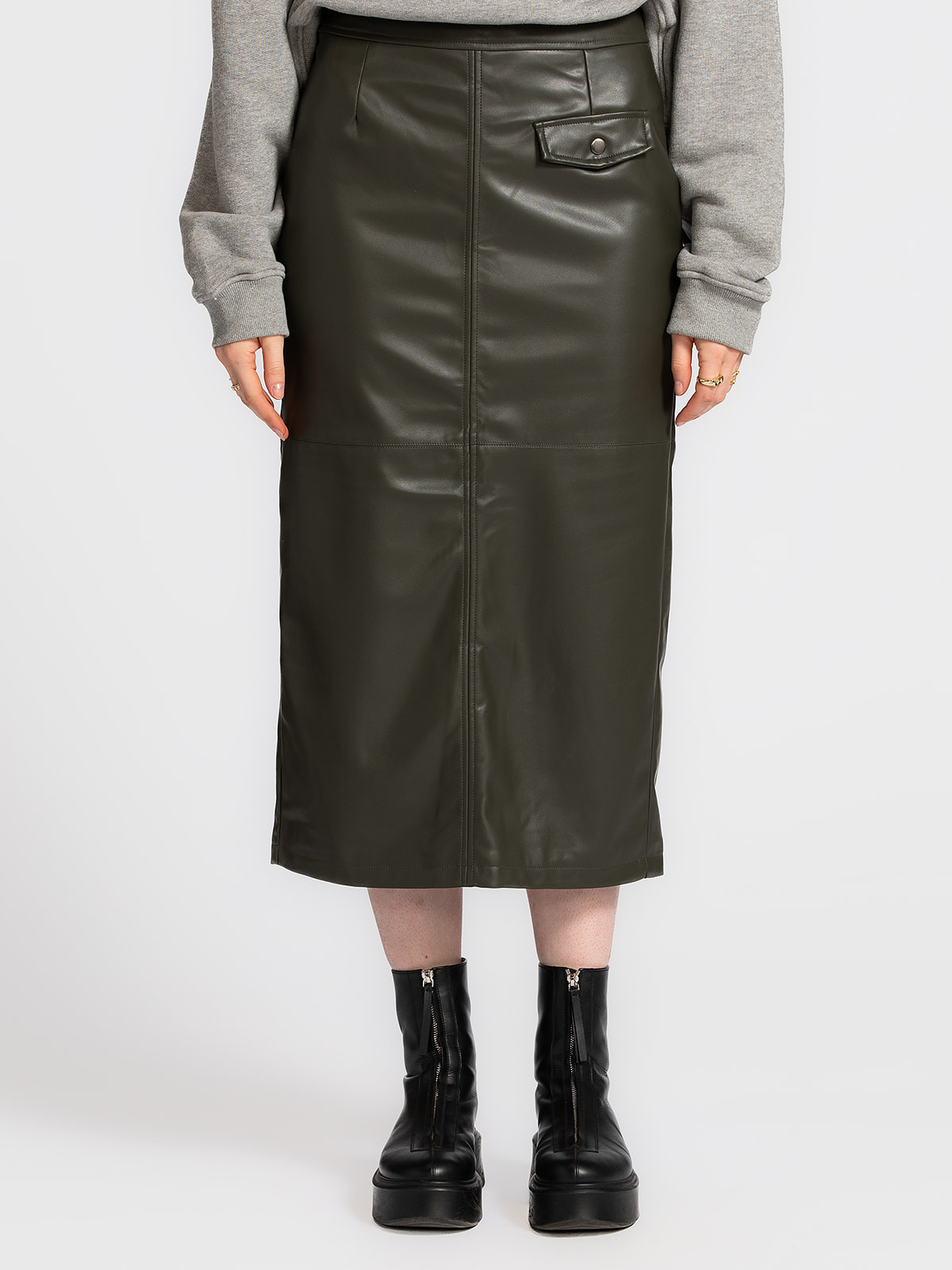 Les Soeurs Jupe Mick en cuir vegan 3. Khaki never looked so good. Cette jupe crayon vegan kaki, dotée d’une fente avant, ...