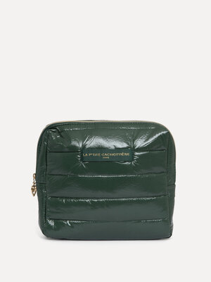 Trousse de toilette Iza. Spacieuse et brillante, cette grande trousse verte garde tous vos essentiels beauté bien organis...