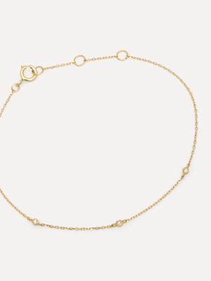 Bracelet Hess Triple Diamant. Subtil et étincelant, ce délicat bracelet en or 14 carats est orné de trois diamants scinti...
