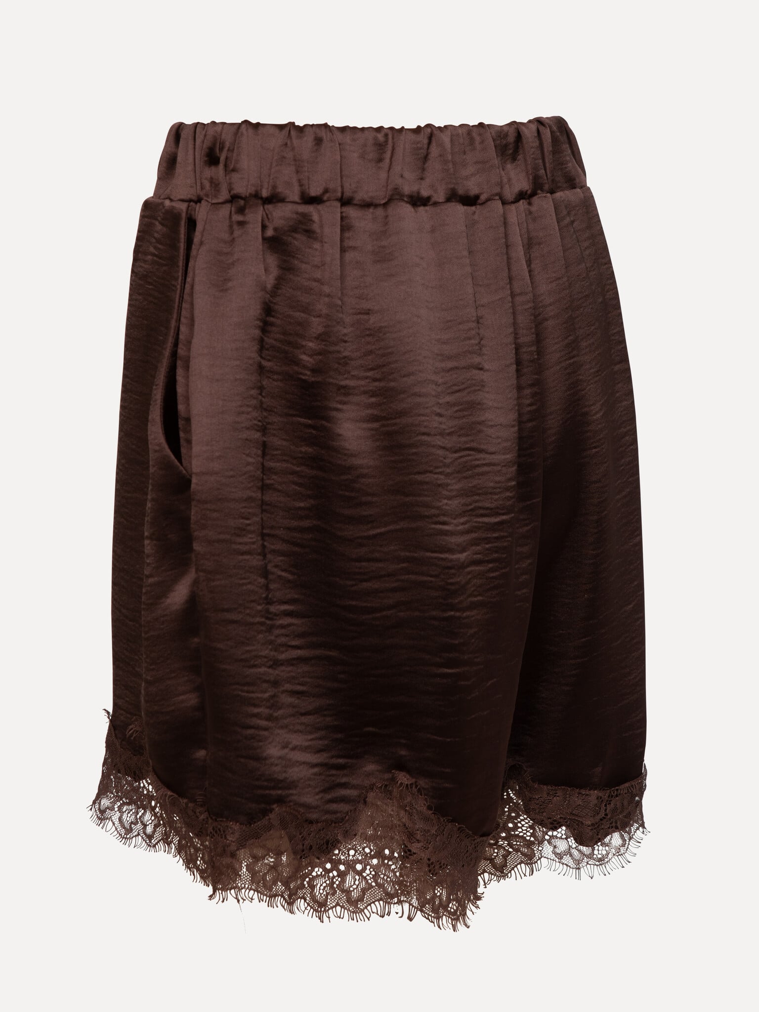 Les Soeurs short en dentelle Alba 3. Les détails délicats font la différence. Le tissu satiné est doux au toucher, tandis...