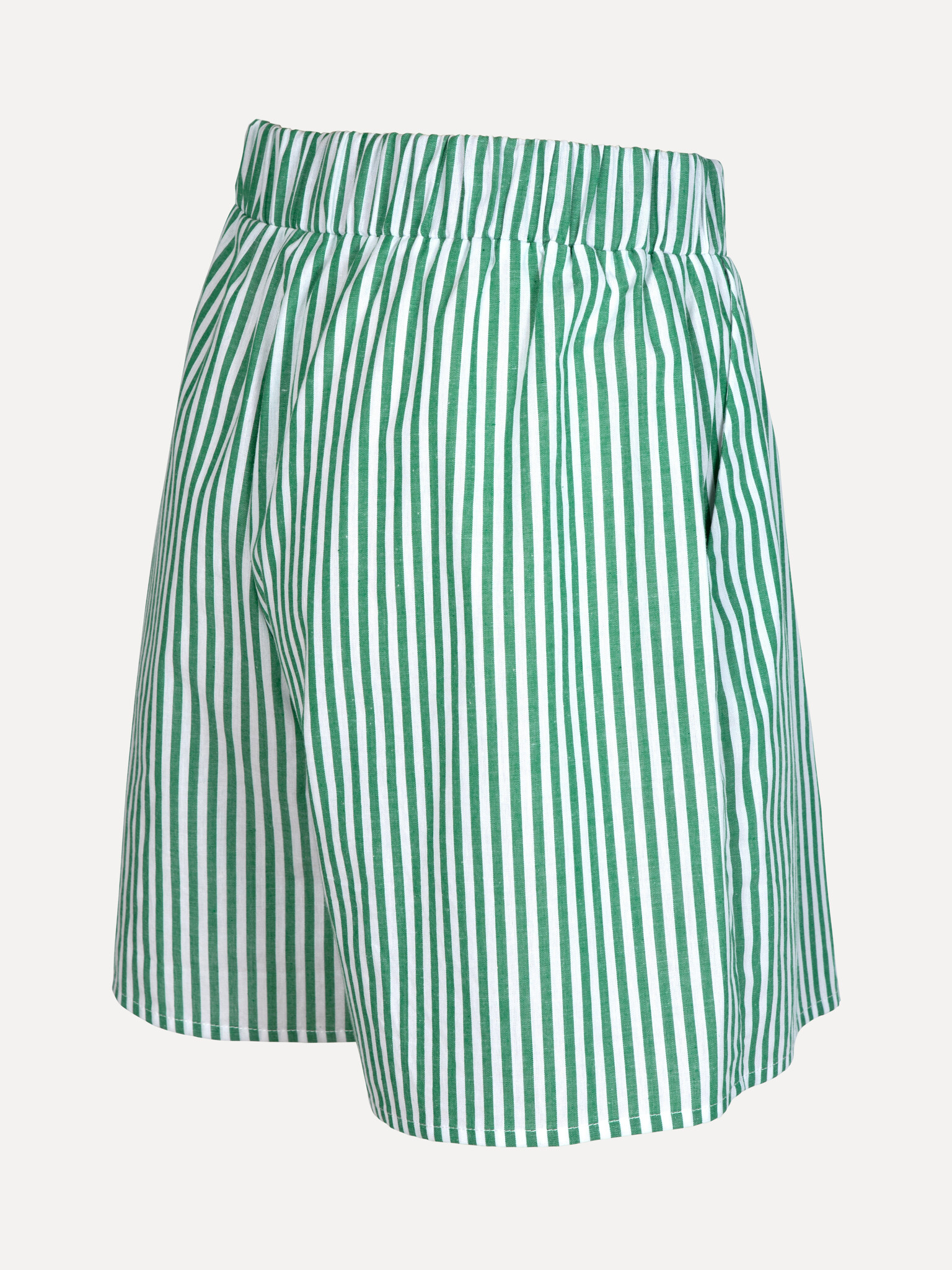 Les Soeurs short à rayures Ivy 6. Une touche de fantaisie dans votre tenue. Le tissu léger et les rayures fraîches apport...