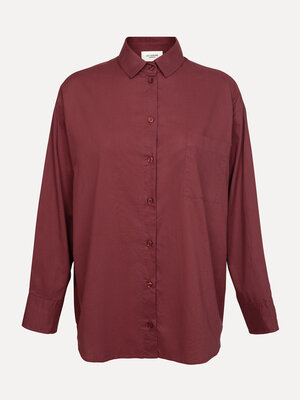 Chemise Yara. Le tissu léger et la coupe oversize offrent une sensation fraîche et aérienne. La teinte chaude évoque le s...