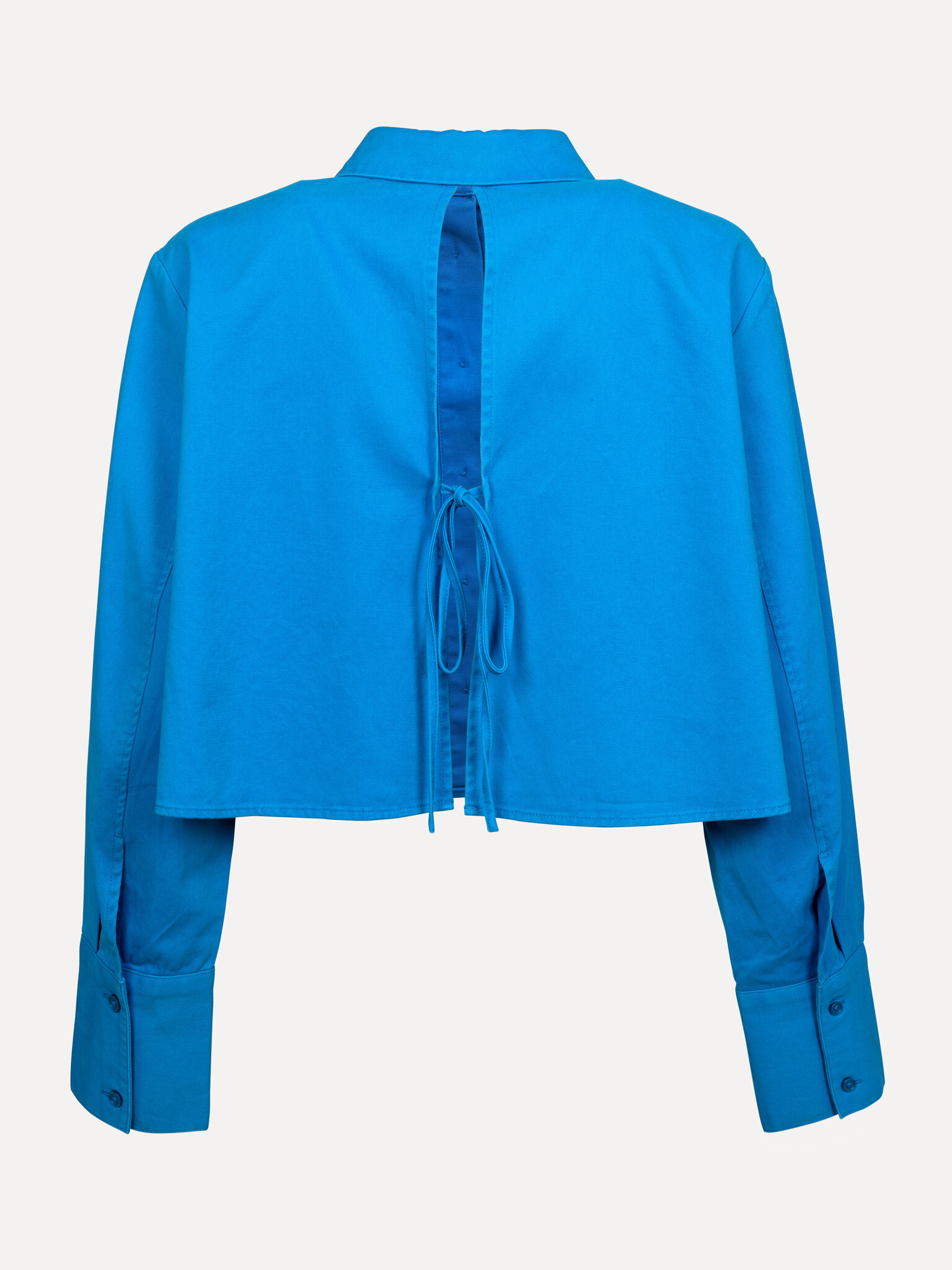 Les Soeurs open back shirt Tamy 4. This color is an instant moodbooster. De cropped snit en heldere blauwe tint geven dez...
