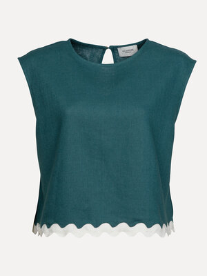 Top Aurelie. Simple, but just a little different. The airy fit and playful finish create a relaxed, summery feel. You put...