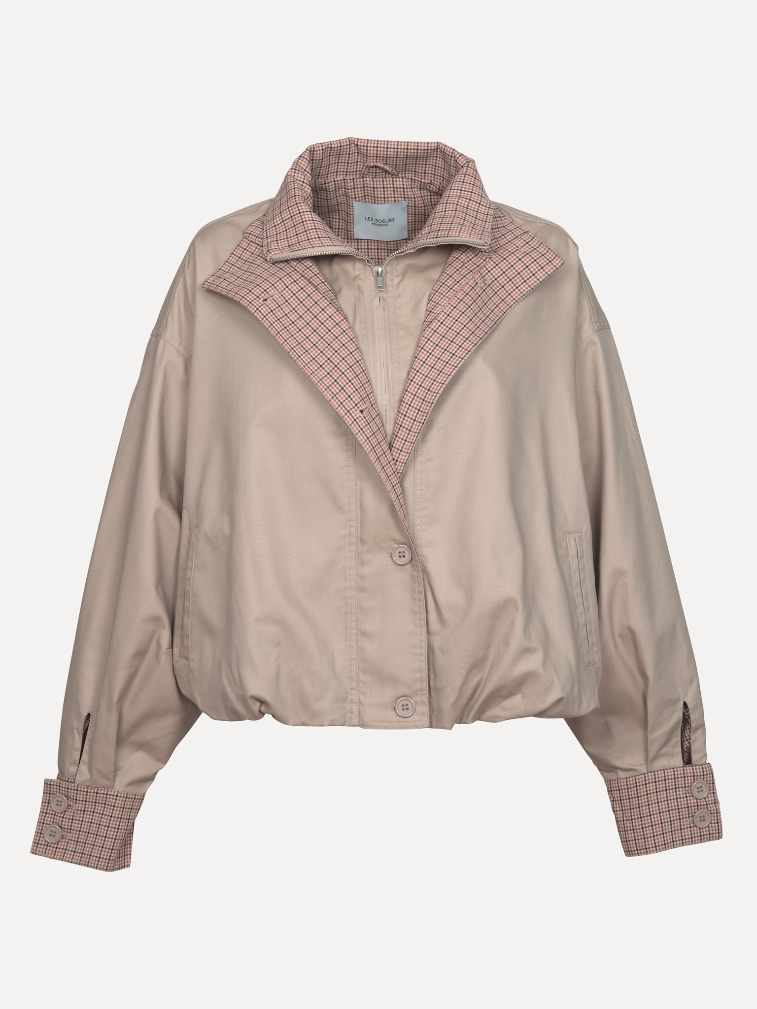 Les Soeurs short trench Jones 5. Between seasons, but never in between style. Deze korte trench voelt licht en nonchalant...