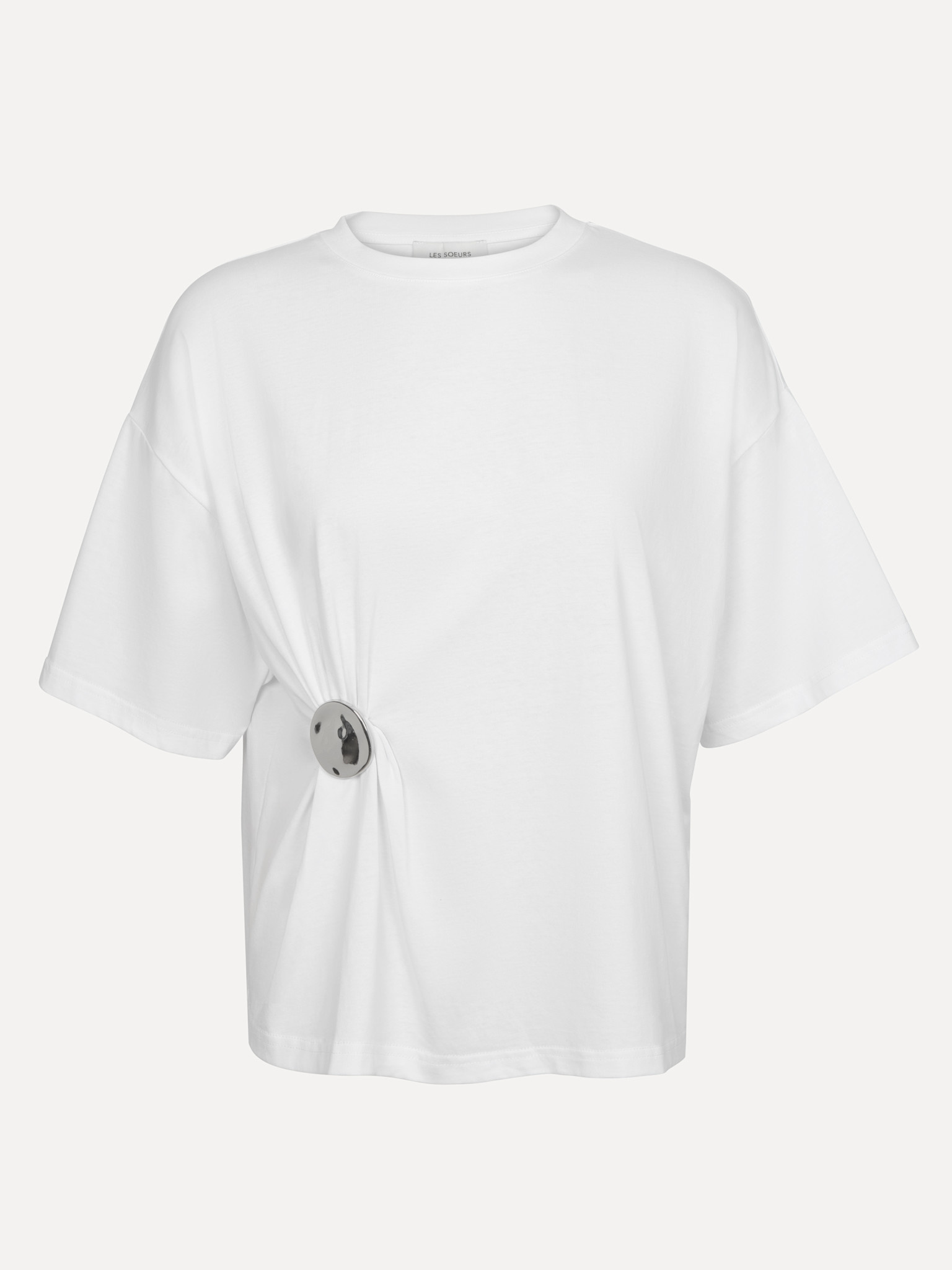 Les Soeurs broche t-shirt Otis 2. It’s all in the detail. De broche trekt de stof subtiel samen en creëert een onverwacht...