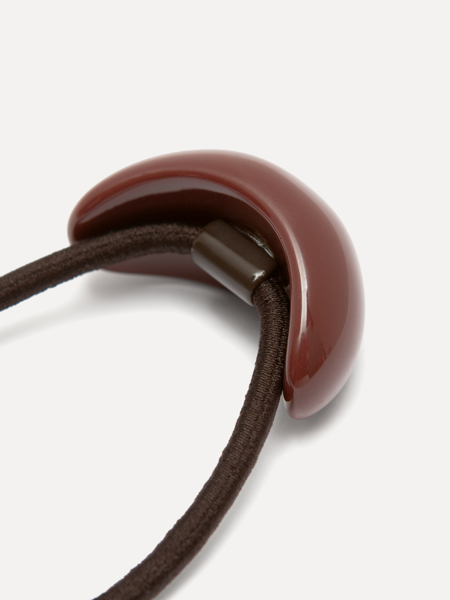 Les Soeurs Haarelastiek resin dome 2. Bold curve. Een haarelastiek in diepe burgundy met dikke, gebogen vorm dat je kapse...