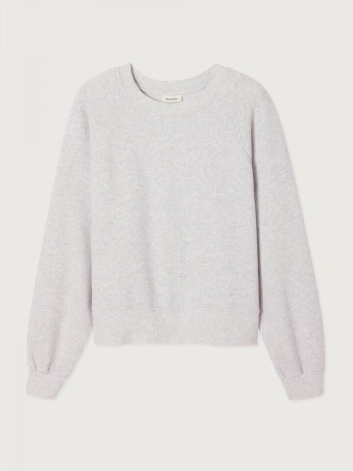 American Vintage Sweater Atubay 2. Sweat gris clair tout doux, à la coupe loose et au design minimaliste. Ultra confortab...