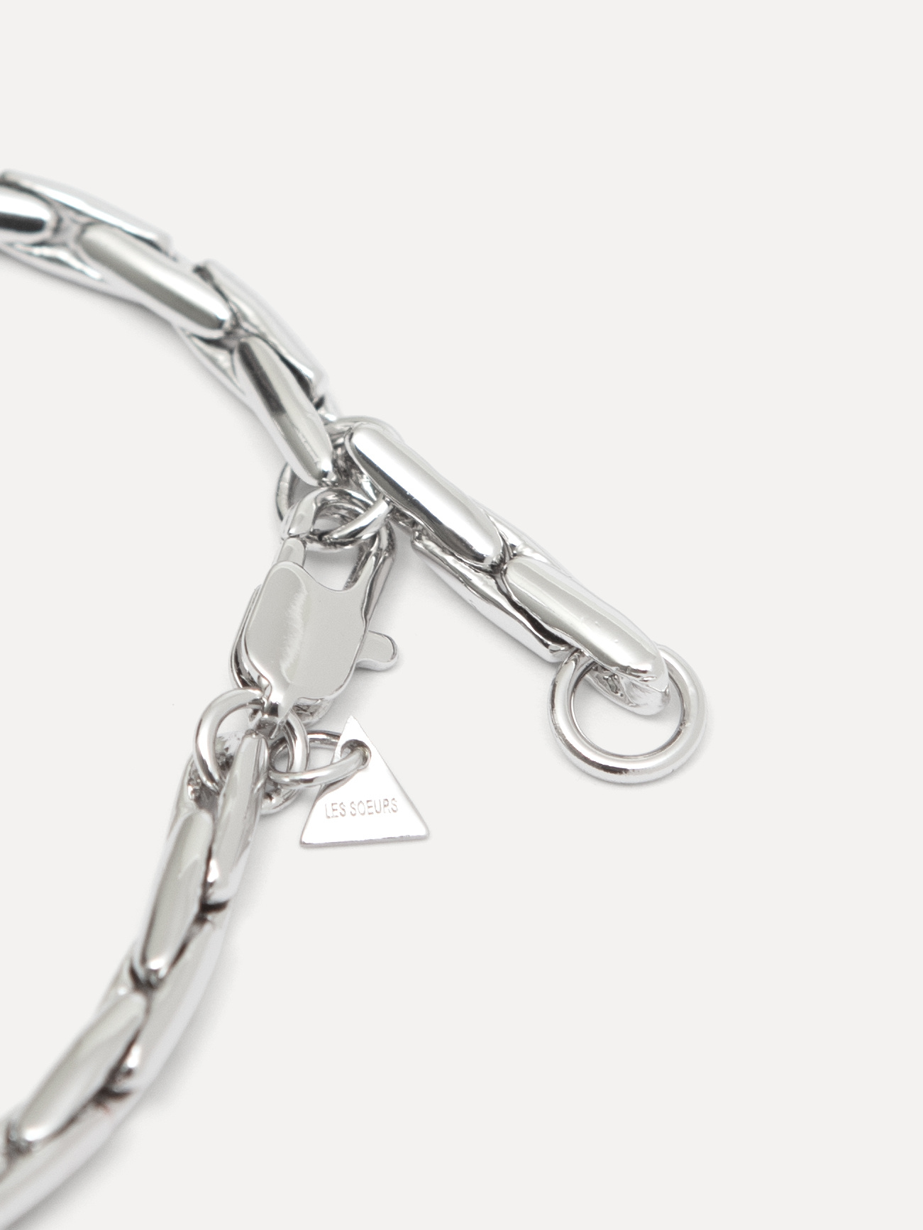 Les Soeurs Bracelet Mara Linked snake 4. Ce bracelet en chaîne argenté élégant allie luxe et une touche vintage subtile. ...