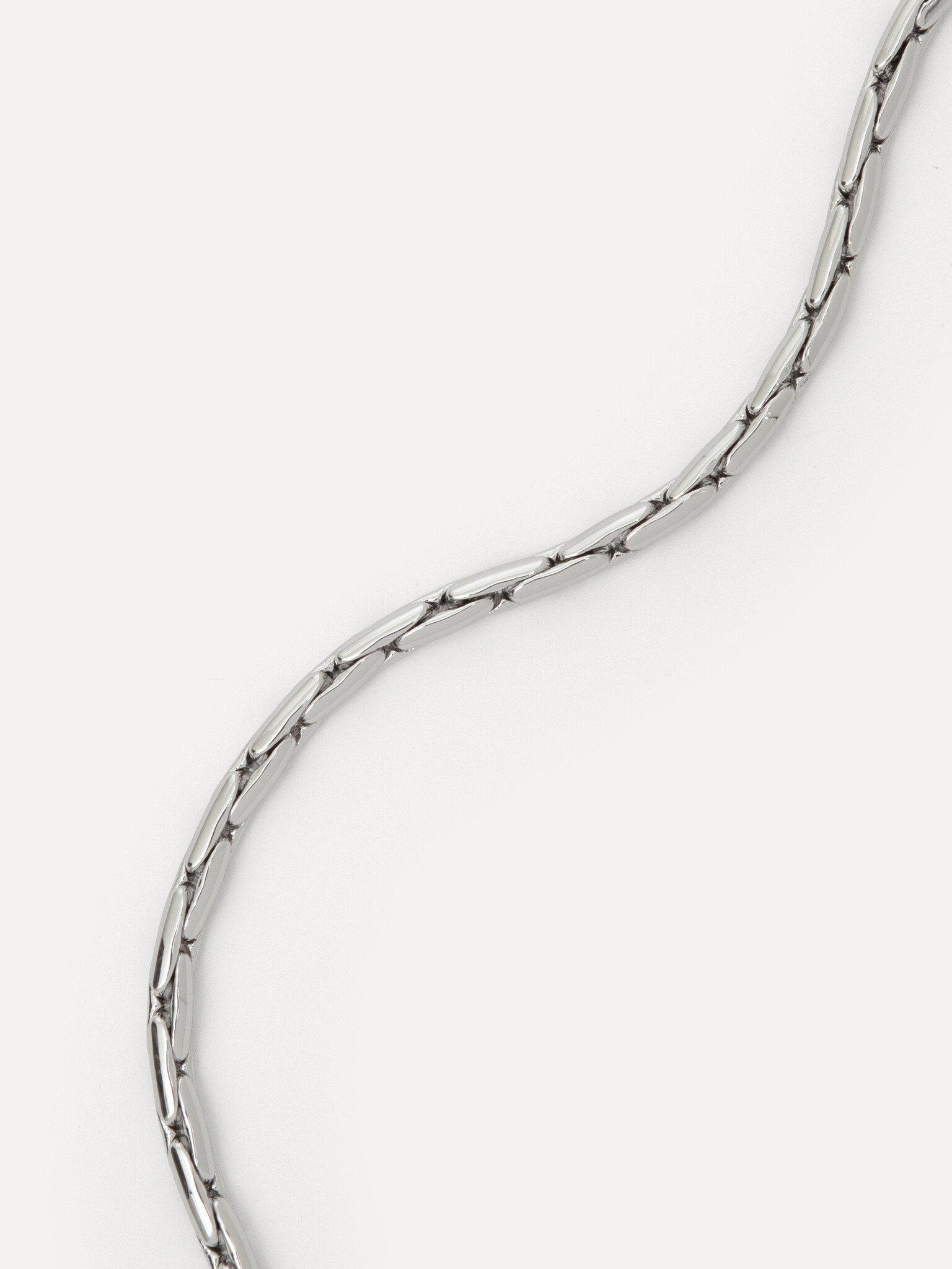 Les Soeurs Bracelet Mara Linked snake 3. Ce bracelet en chaîne argenté élégant allie luxe et une touche vintage subtile. ...