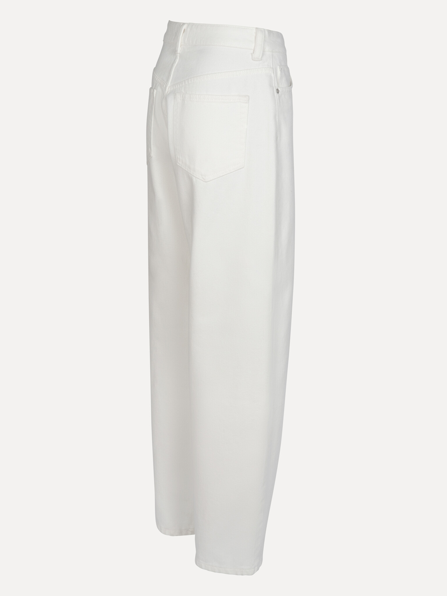 Les Soeurs pantalon Della 7. Clean slate. La teinte claire et la coupe décontractée apportent à ce pantalon une allure fr...