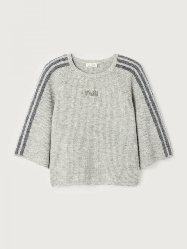 American Vintage Pull en maille Vitow 2. Grey, but never boring. Ce tricot confortable est doux au toucher et affiche une...