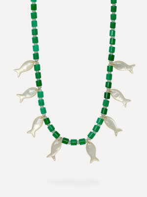 Ketting Allison. Go for green. Deze groene kralenketting met speelse visjes brengt niet alleen kleur en karakter, maar oo...