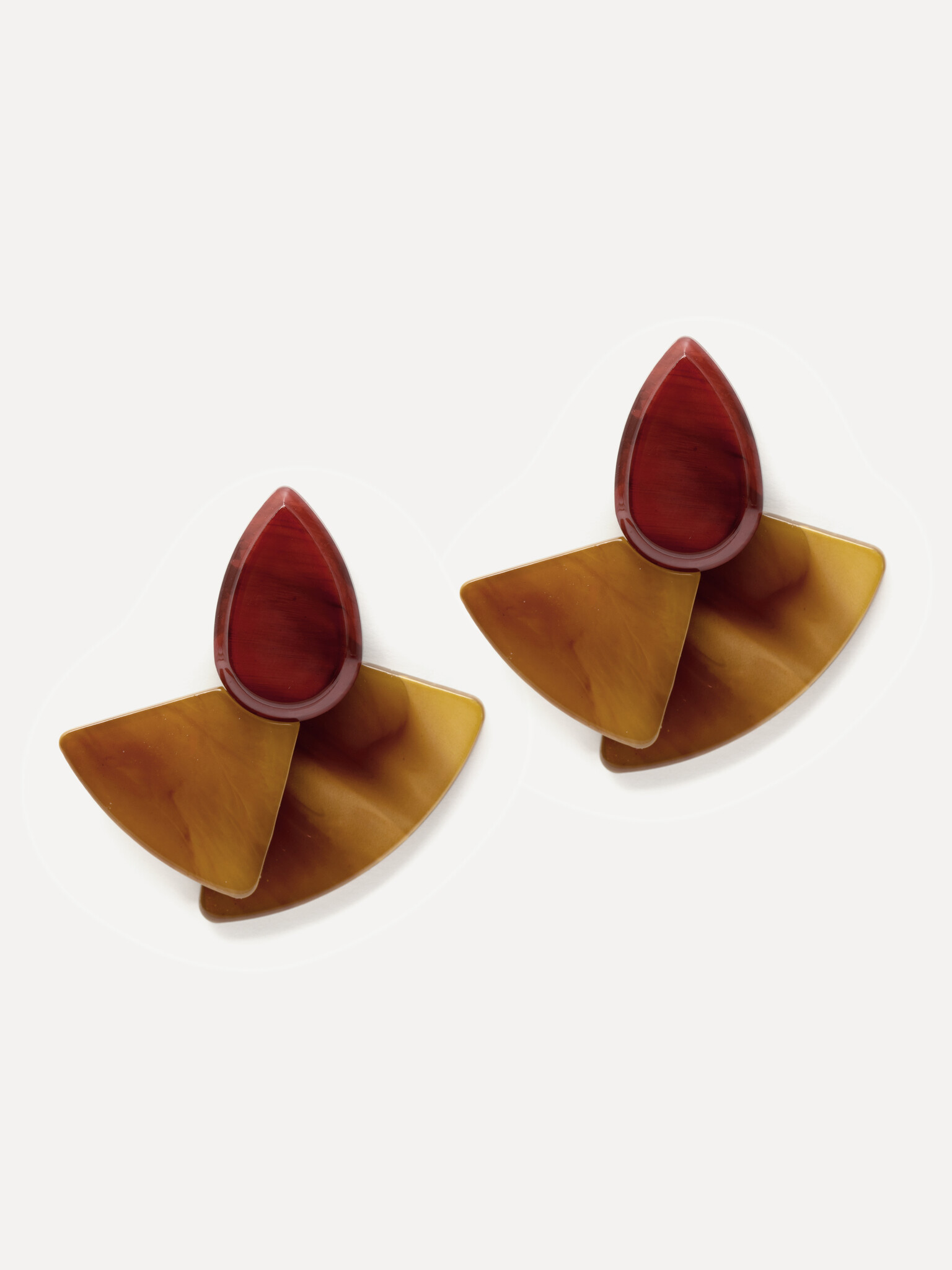 Les Soeurs Oorbellen set Mevin 1. Maak een subtiel statement met deze resin oorbellen in warme ocretint. De tijdloze, aar...