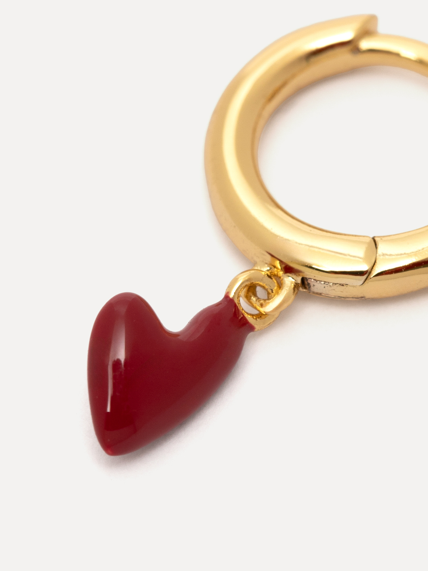 Les Soeurs Boucle d'oreille Jeanne Red Heart 2. Un petit accent plein de caractère. Cette charm n’a pas besoin d’être sty...