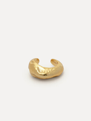Earcuff June single. Less, but powerful. Cette ear cuff dorée épouse l’oreille avec une forme douce et organique. Un acce...