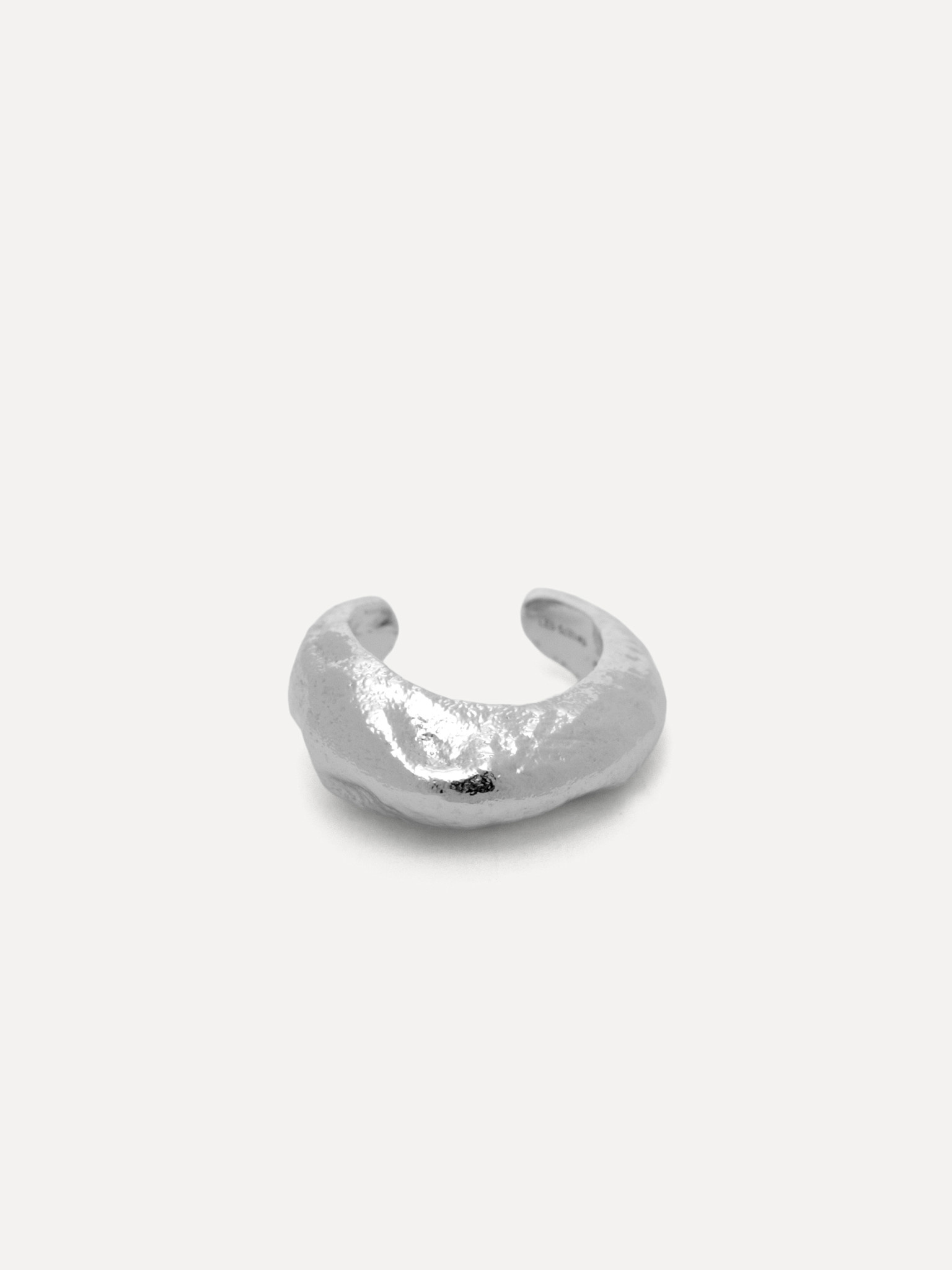 Les Soeurs hammered earcuff June single 1. Cool minimalism. Deze zilverkleurige ear cuff voegt een frisse, moderne touch ...