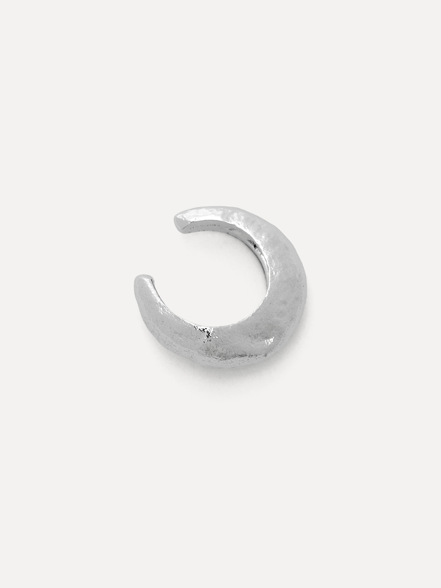 Les Soeurs hammered earcuff June single 3. Cool minimalism. Deze zilverkleurige ear cuff voegt een frisse, moderne touch ...