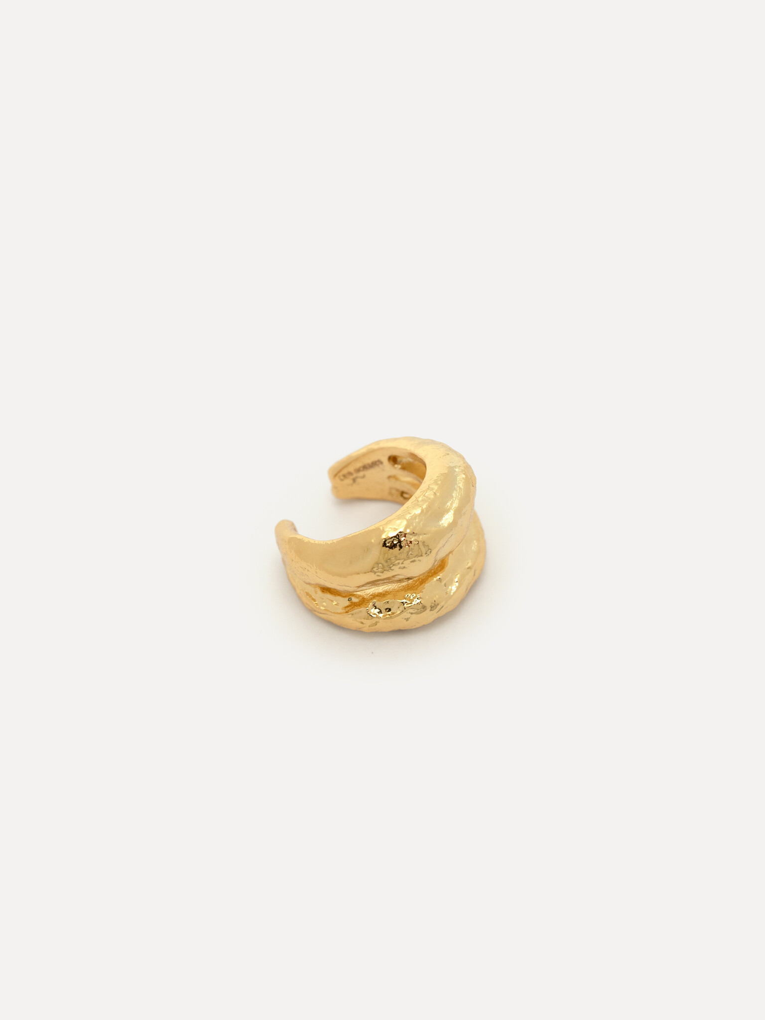 Les Soeurs hammered earcuff June double 3. Double the glow. Met zijn dubbele design en zachte rondingen omarmt deze goudk...