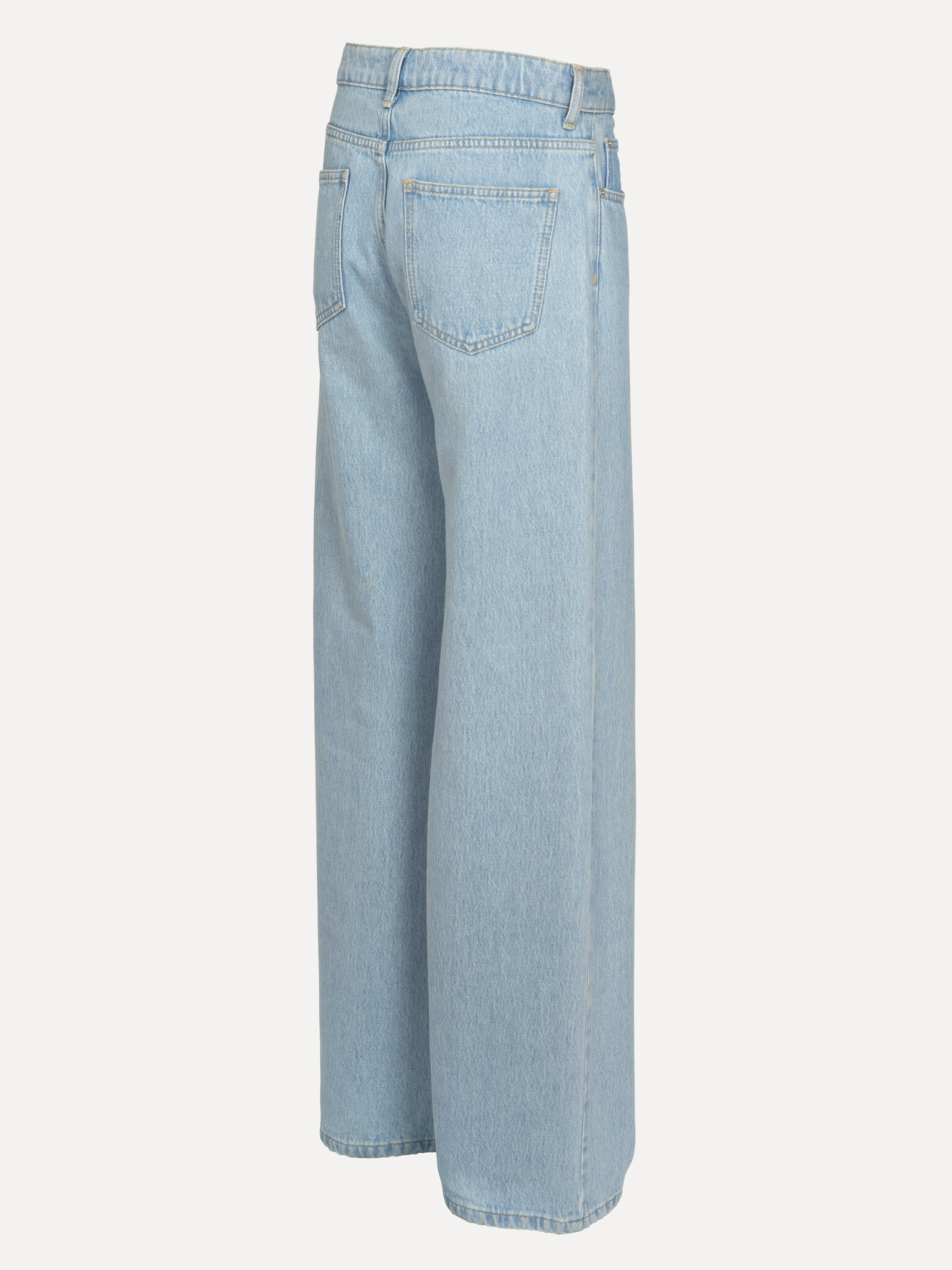 Les Soeurs wide fit jeans Jules 7. Clean and timeless. These light blue denim trousers feature a straight, long cut and a...