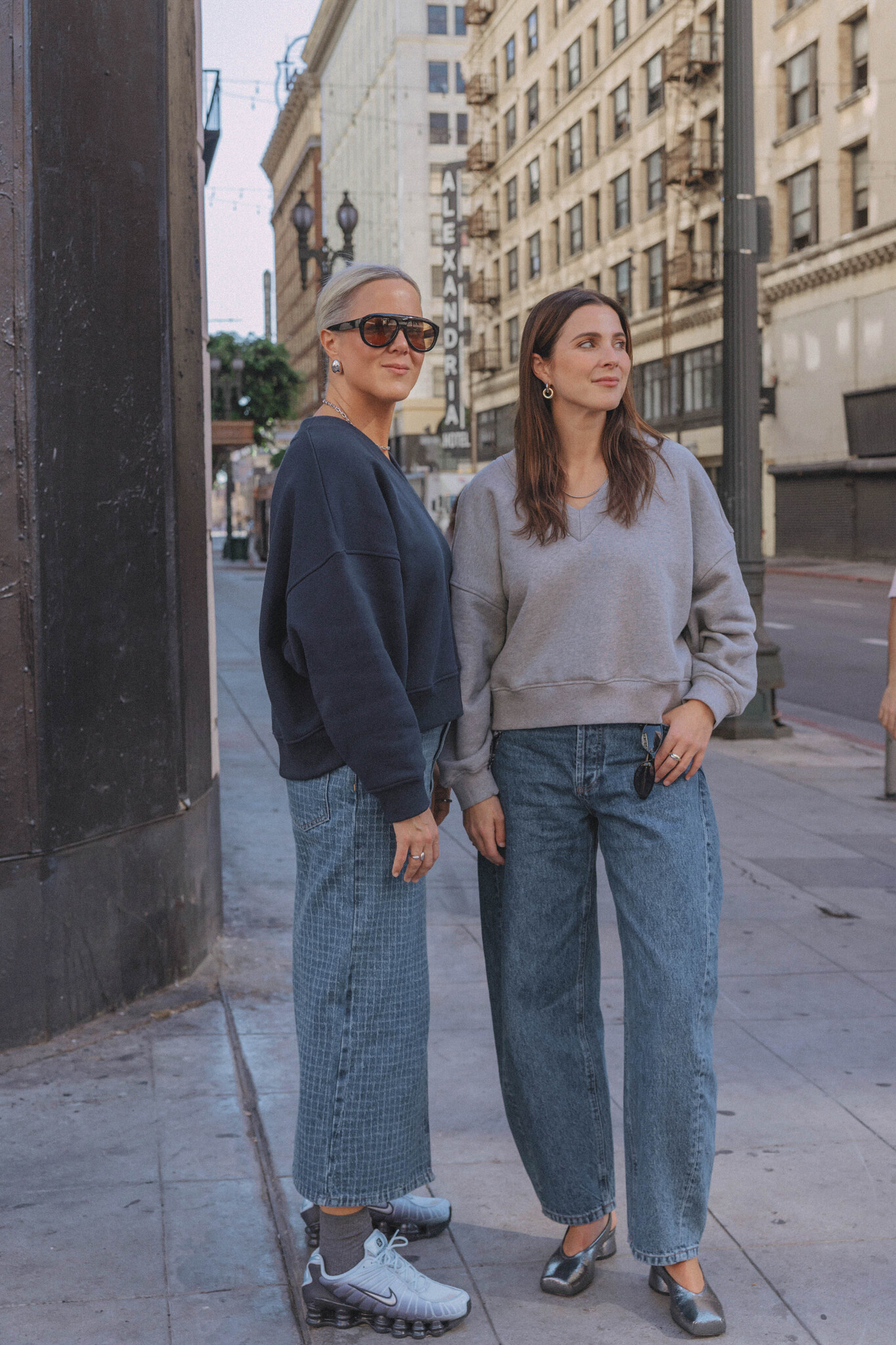Les Soeurs Sweat à col V Kato 7. Ce pull col V gris est doux, chaud et irrésistiblement confortable. Avec sa coupe oversi...