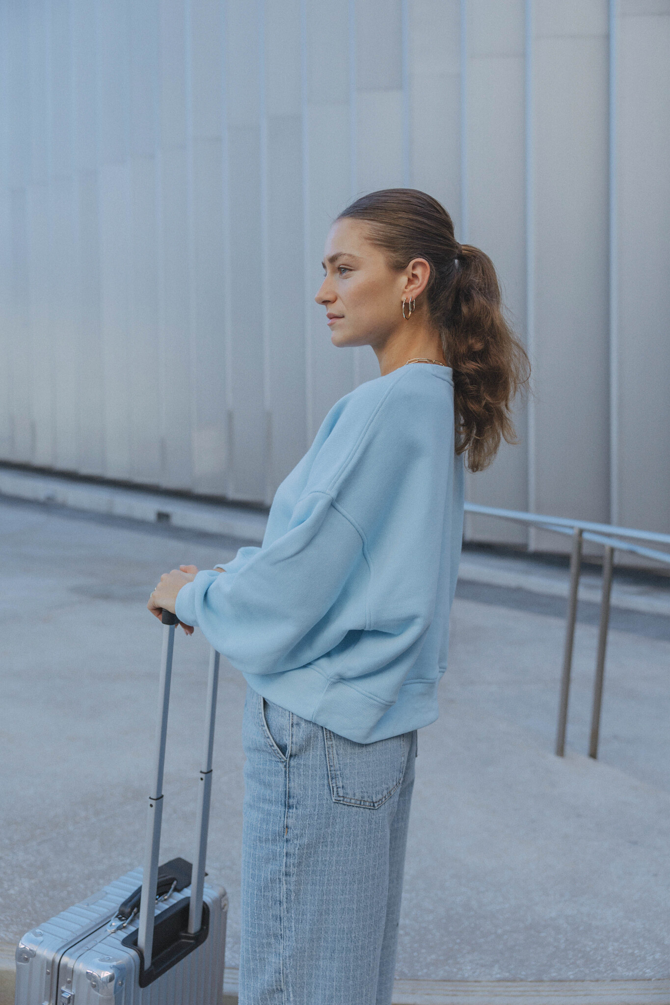 Les Soeurs sweater Emma 5. A fresh take on comfort. Deze sweatshirt in zacht blauw brengt lichtheid in je look en rust in...
