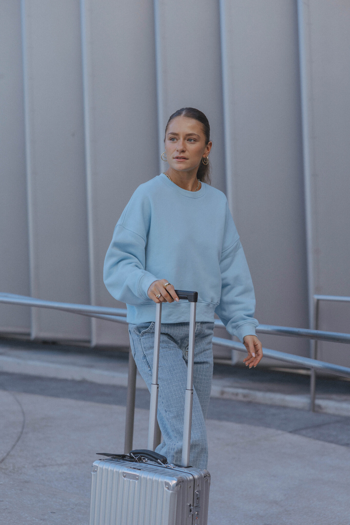 Les Soeurs sweater Emma 6. A fresh take on comfort. Deze sweatshirt in zacht blauw brengt lichtheid in je look en rust in...