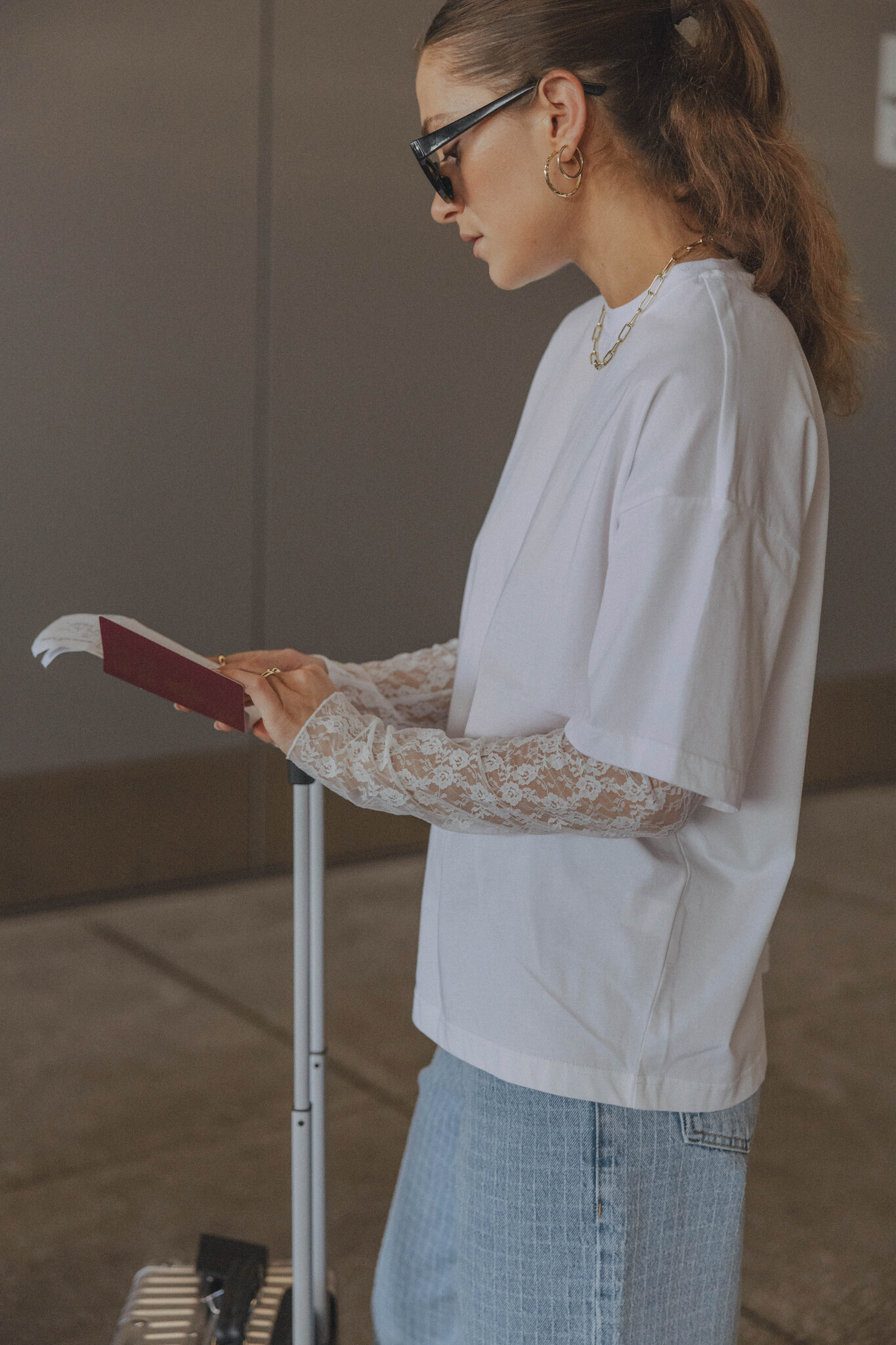 Les Soeurs t-shirt à manches en dentelle Leonardo 7. Less basic, more statement. Ce t-shirt blanc aux manches en dentelle...