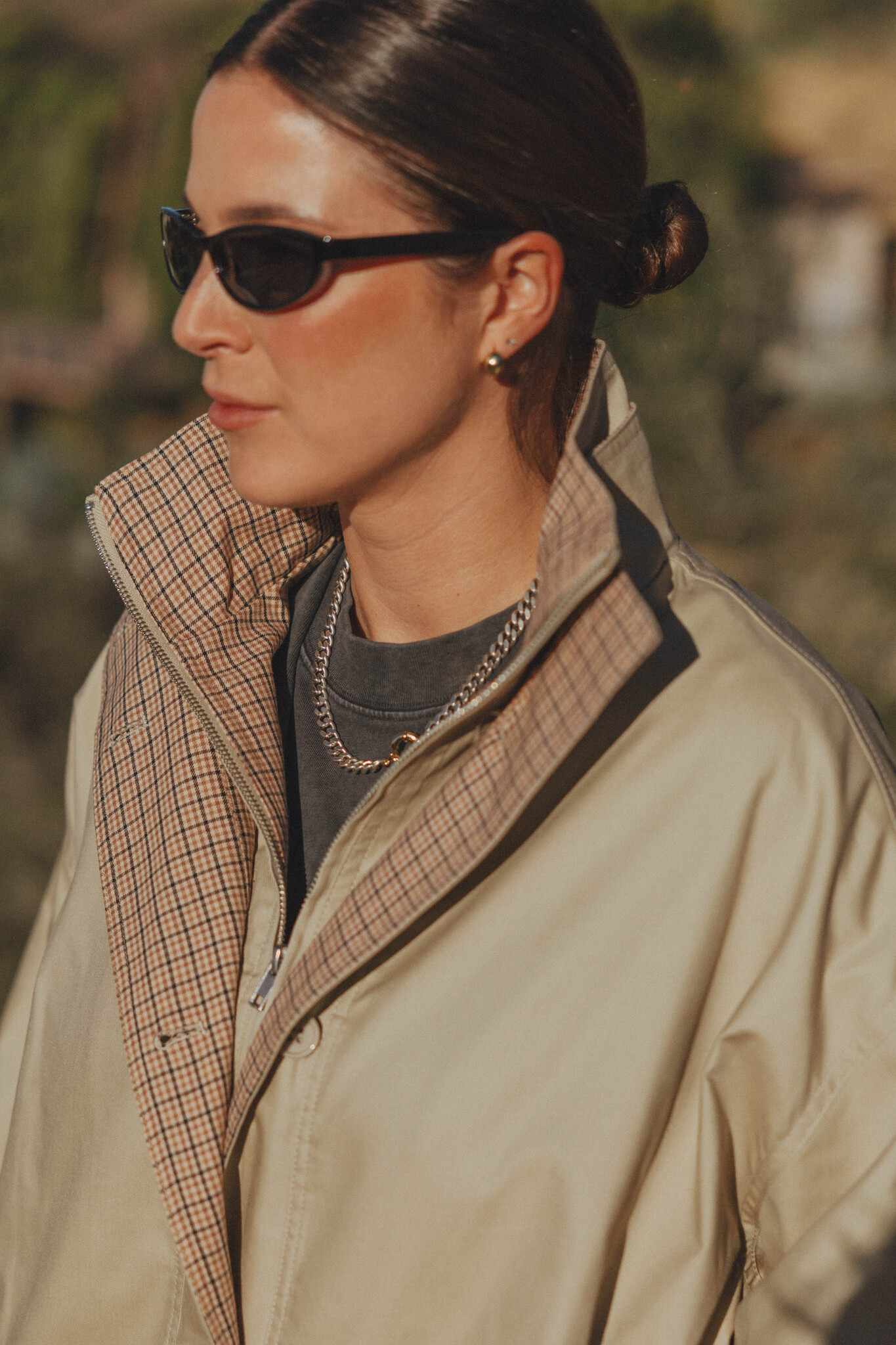 Les Soeurs short trench Jones 7. Between seasons, but never in between style. Deze korte trench voelt licht en nonchalant...
