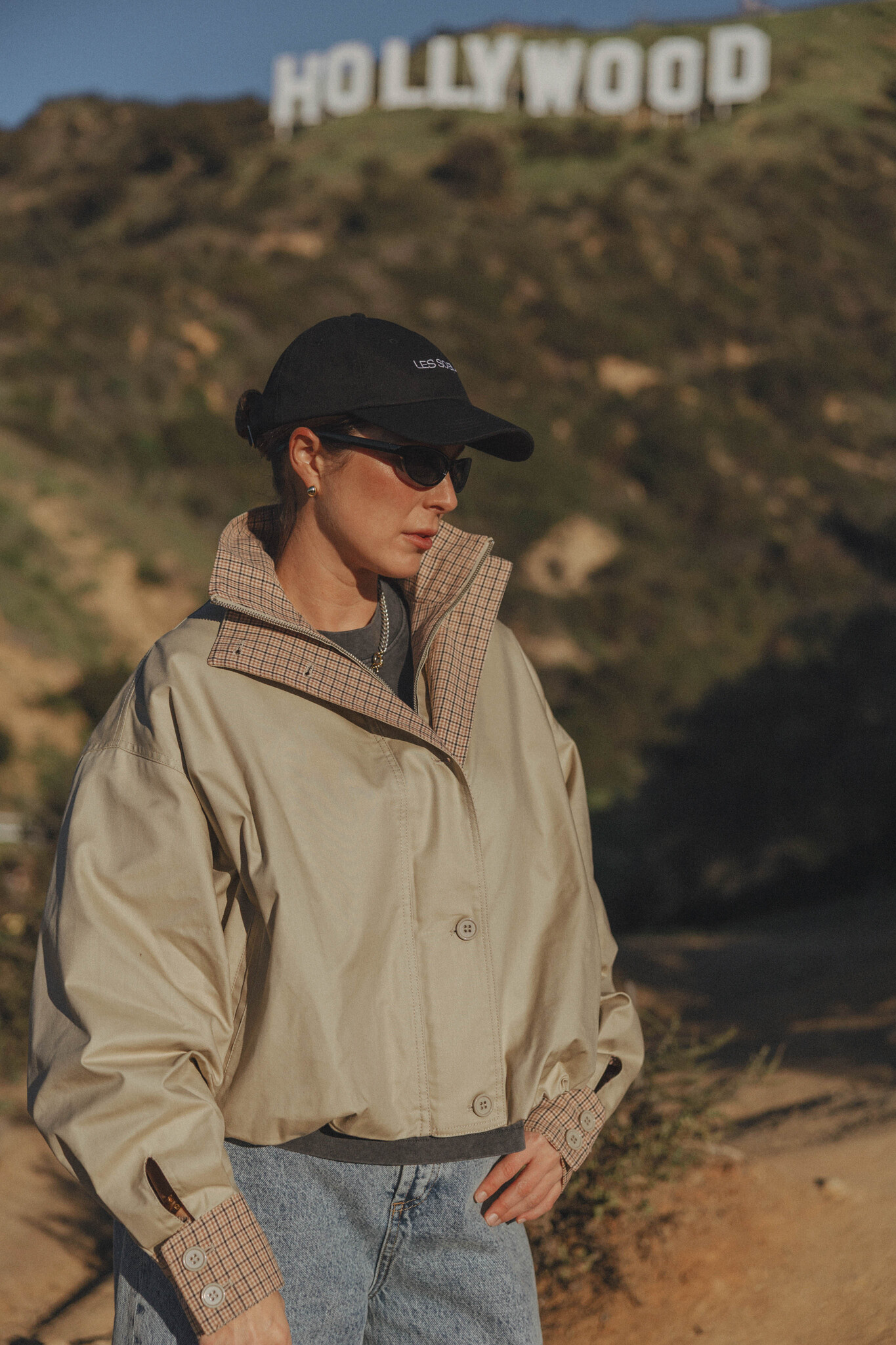 Les Soeurs short trench Jones 8. Between seasons, but never in between style. Deze korte trench voelt licht en nonchalant...