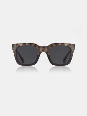 Zonnebril Nancy. Een tijdloze zonnebril met een fashion-forward edge. Het elegante montuur en de donkere glazen zorgen vo...