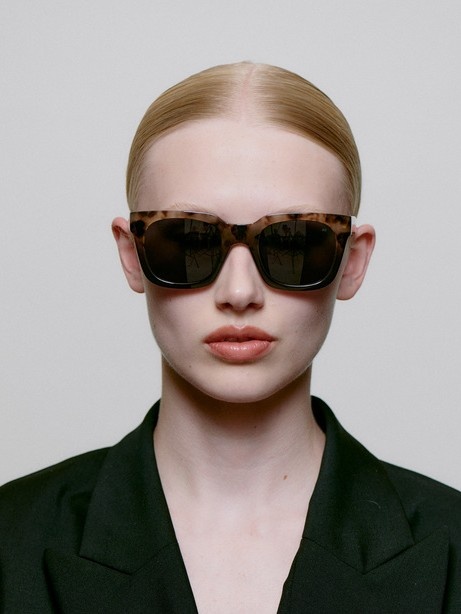 A.Kjaerbede zonnebril Nancy 2. Een tijdloze zonnebril met een fashion-forward edge. Het elegante montuur en de donkere gl...
