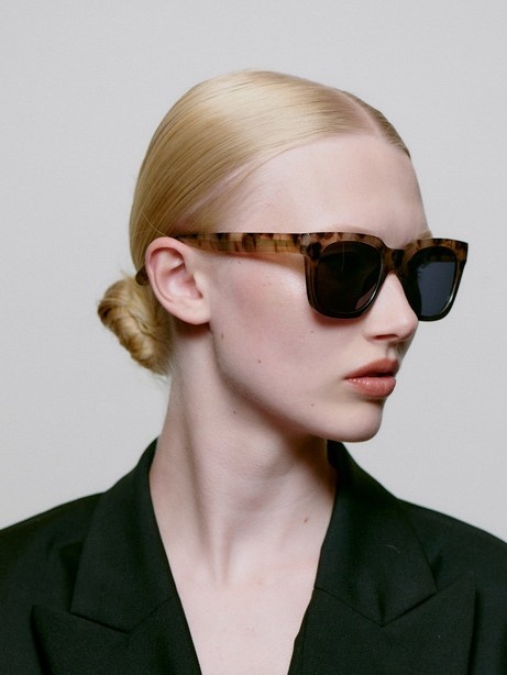 A.Kjaerbede zonnebril Nancy 3. Een tijdloze zonnebril met een fashion-forward edge. Het elegante montuur en de donkere gl...