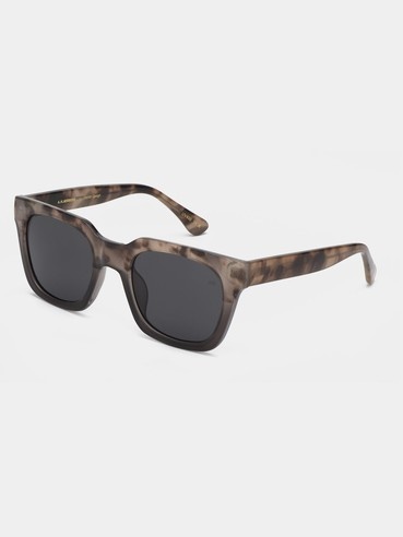 A.Kjaerbede zonnebril Nancy 4. Een tijdloze zonnebril met een fashion-forward edge. Het elegante montuur en de donkere gl...