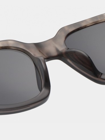 A.Kjaerbede zonnebril Nancy 5. Een tijdloze zonnebril met een fashion-forward edge. Het elegante montuur en de donkere gl...