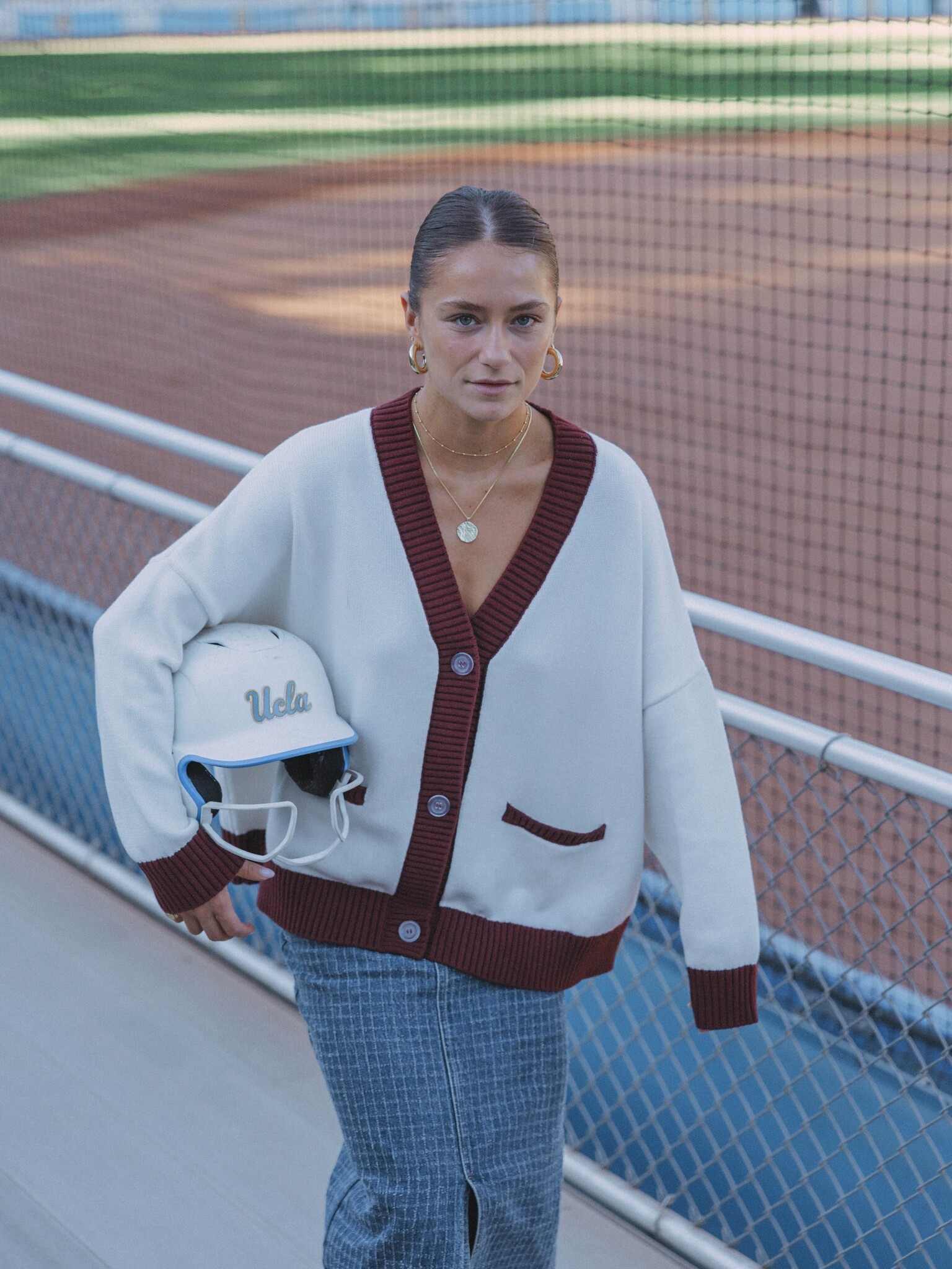 Les Soeurs gebreide cardigan Maia 8. Een moderne cardigan met een knipoog naar vintage sportswear. De Maia combineert com...