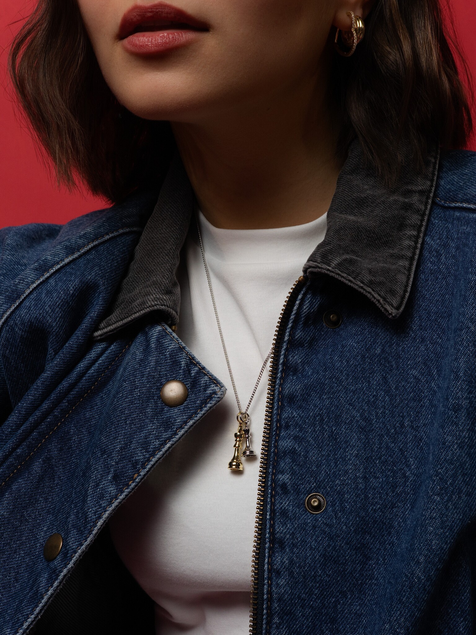 Les Soeurs Hangertje Chess King 3. A royal touch of gold. Deze gouden charm in schaakthema combineert subtiliteit met bet...