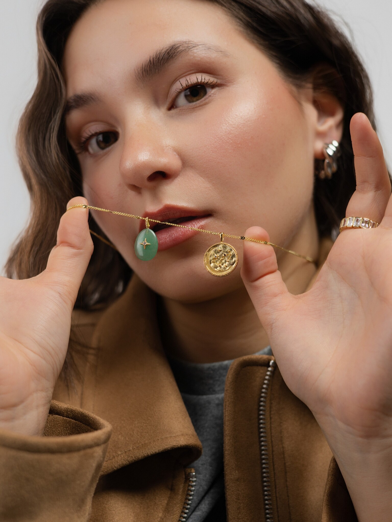 Les Soeurs Pendentif Green Gem 4. Ajoutez une touche de couleur à votre collier à charms préféré avec ce pendentif vert. ...
