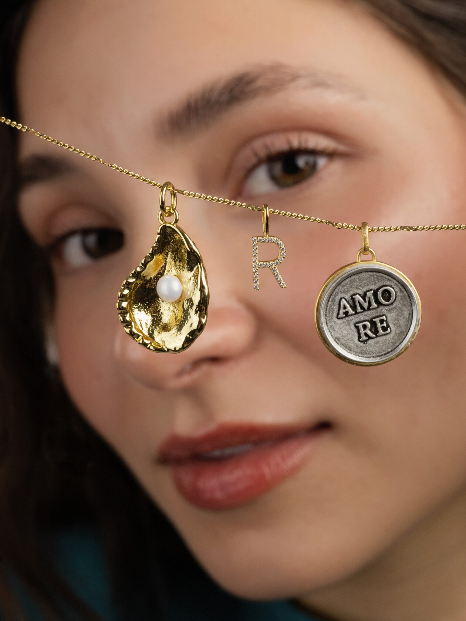 Les Soeurs Hangertje Amore 2. That’s Amore – deze ronde charm met AMORE-opschrift is een ode aan de liefde. De combinatie...