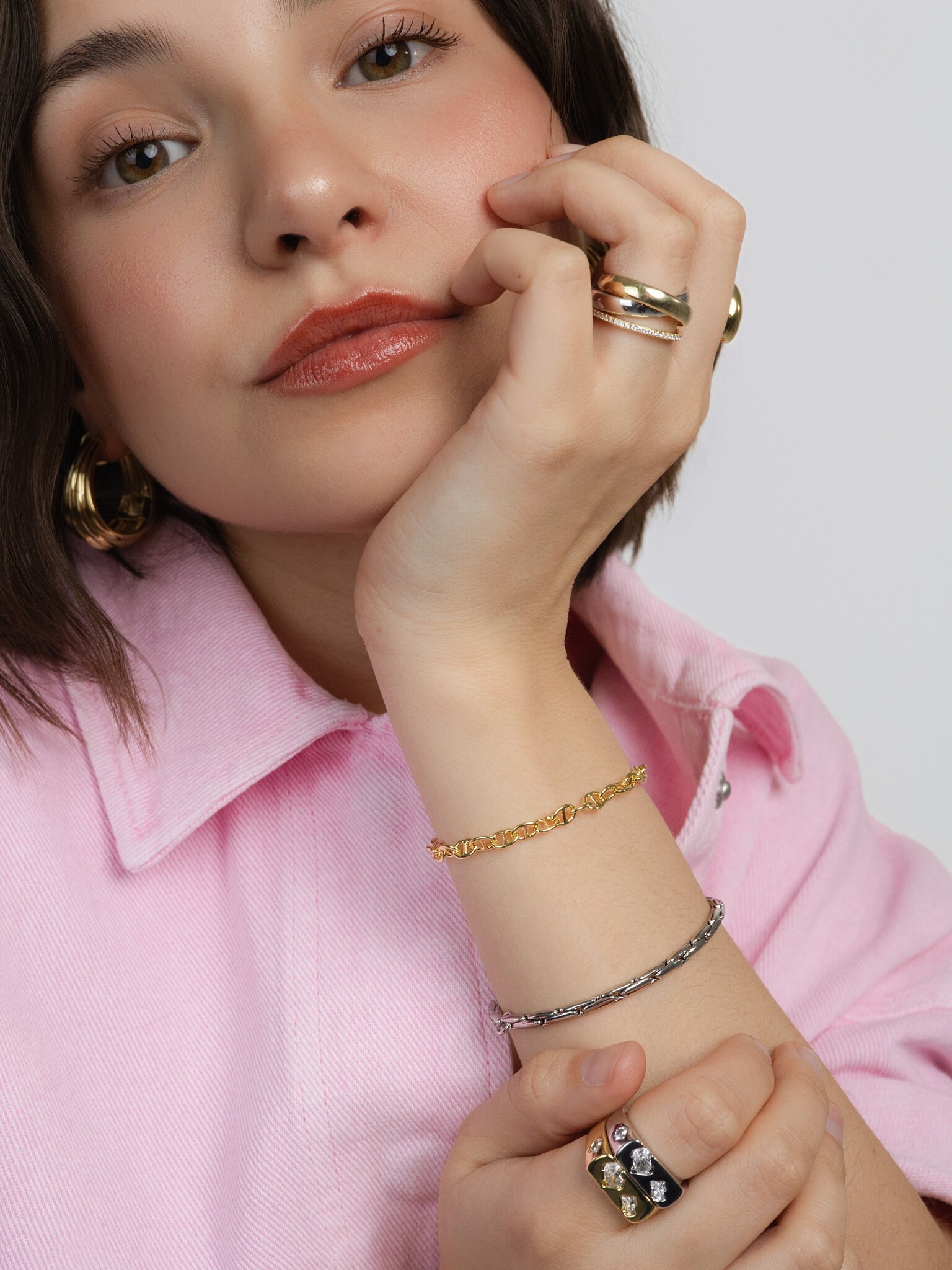 Les Soeurs Ring Gilles 3. A classic gold plated ring with beautiful zirconia. With this ring you can add the perfect spar...